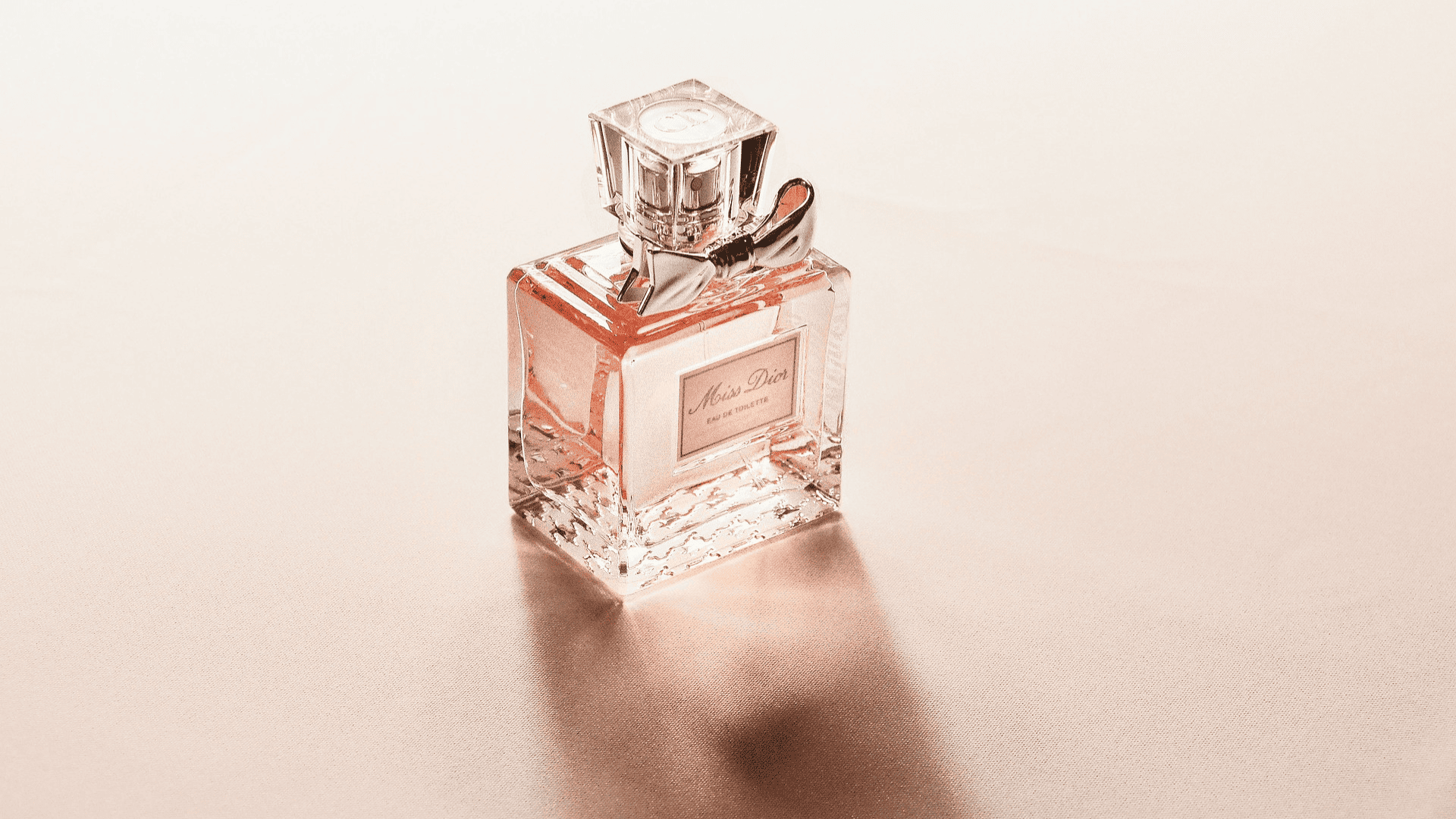 botella de perfume miss dior rosa en vidrio