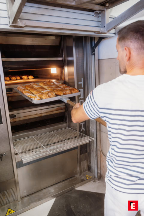 boulanger au four professionnel: pâtisseries dorées