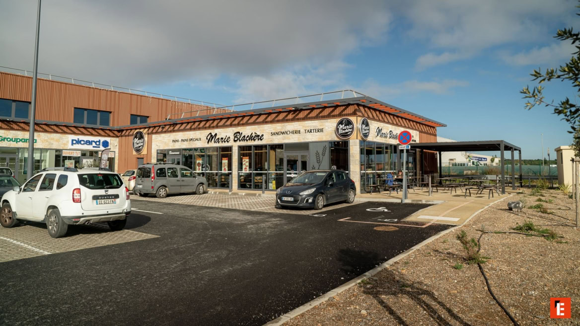 boulangerie café marie blachère — terrasse et parking
