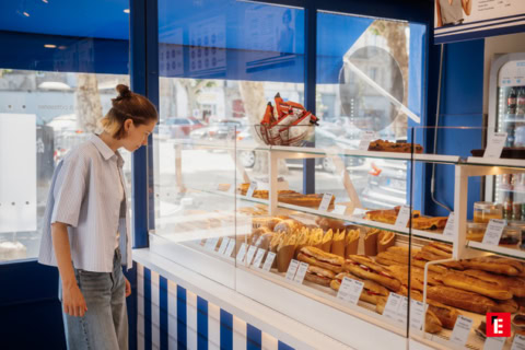 vitrine de boulangerie : pains, croissants et baguettes