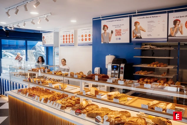 boulangerie moderne : vitrine de pains et pâtisseries