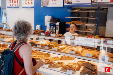 boulangerie moderne : vitrine de pains et pâtisseries