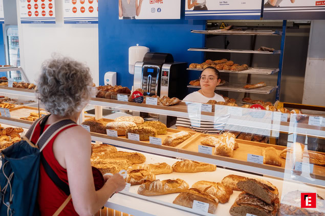 boulangerie moderne : vitrine de pains et pâtisseries