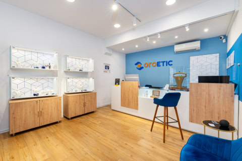 interno boutique gioielli moderno con accento blu