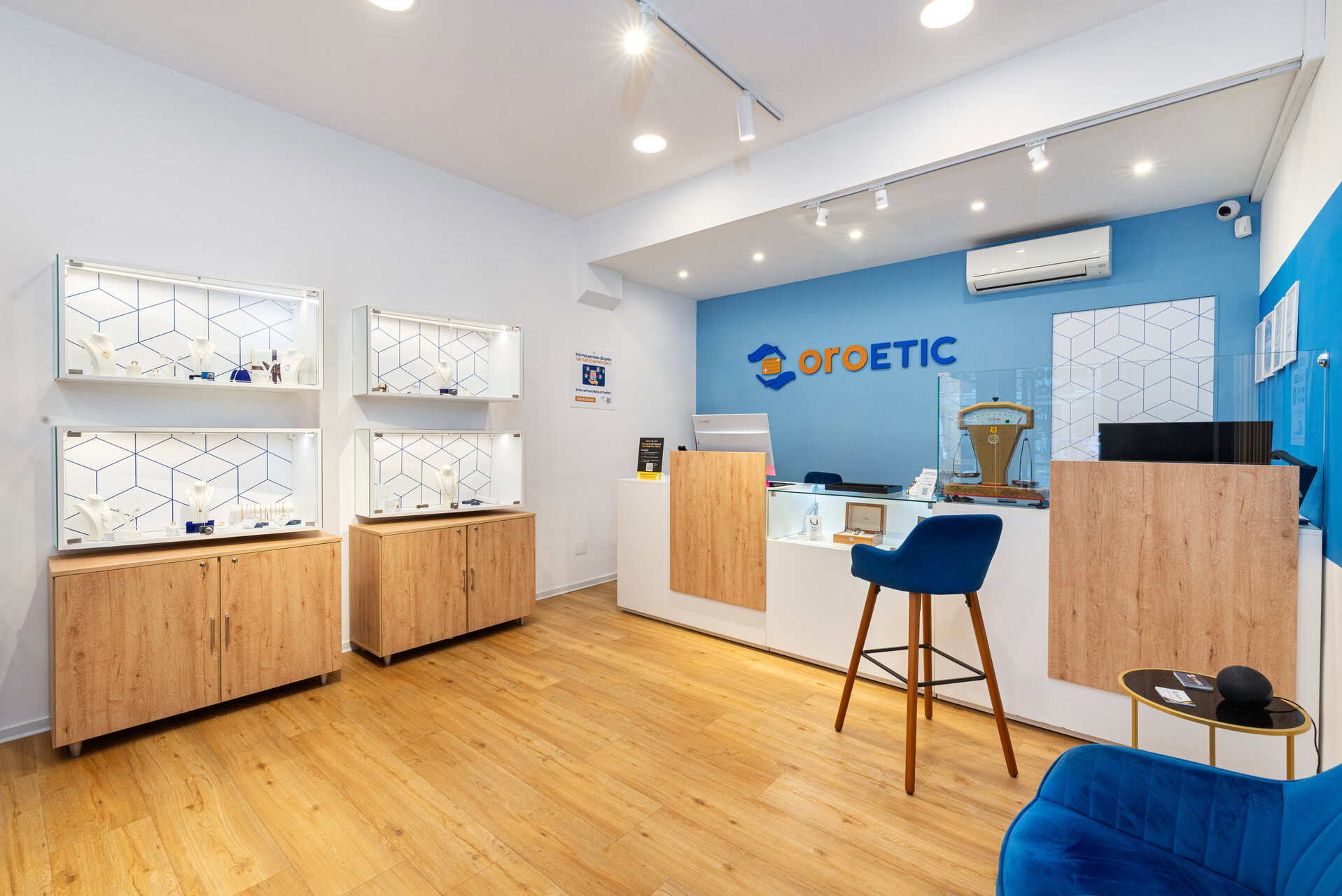 interno boutique gioielli moderno con accento blu