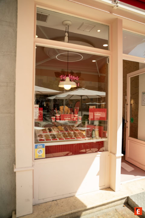 vitrine de pâtisserie pastel au soleil
