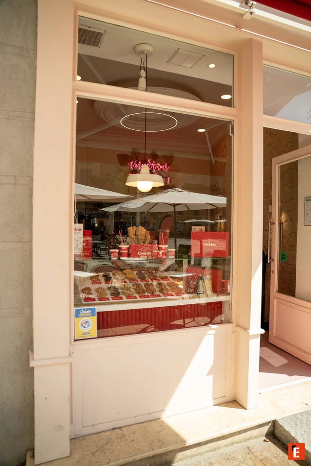 vitrine de pâtisserie pastel au soleil