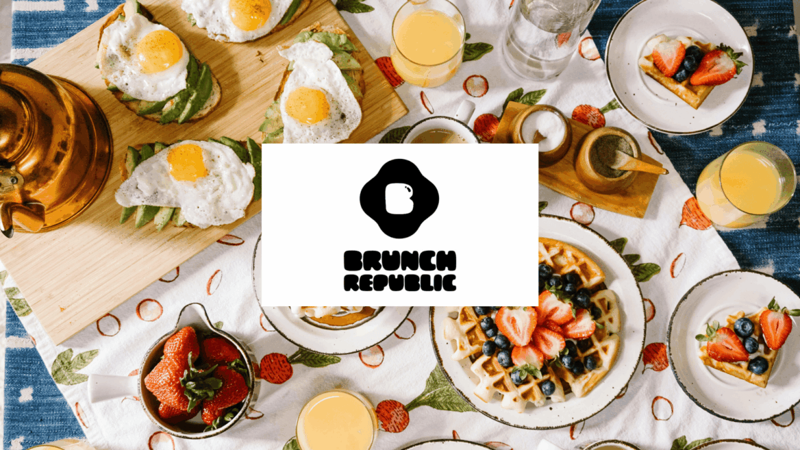 brunch: toast avocado, uova e waffle alle fragole