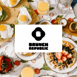 brunch: toast avocado, uova e waffle alle fragole