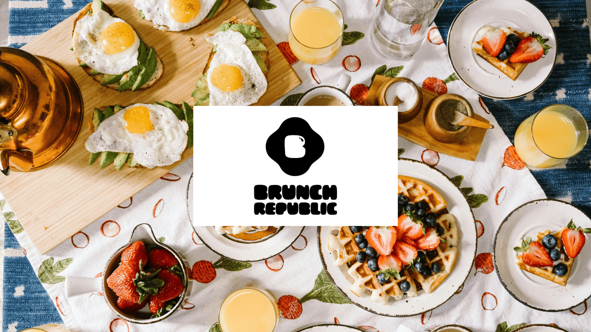 brunch: toast avocado, uova e waffle alle fragole