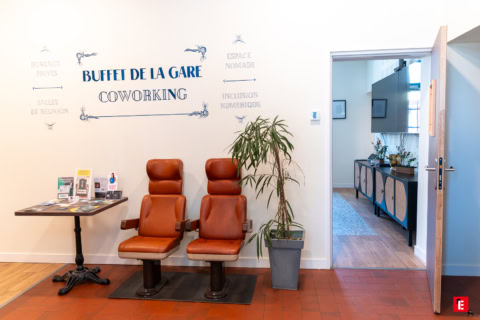 accueil coworking lumineux avec fauteuils vintage