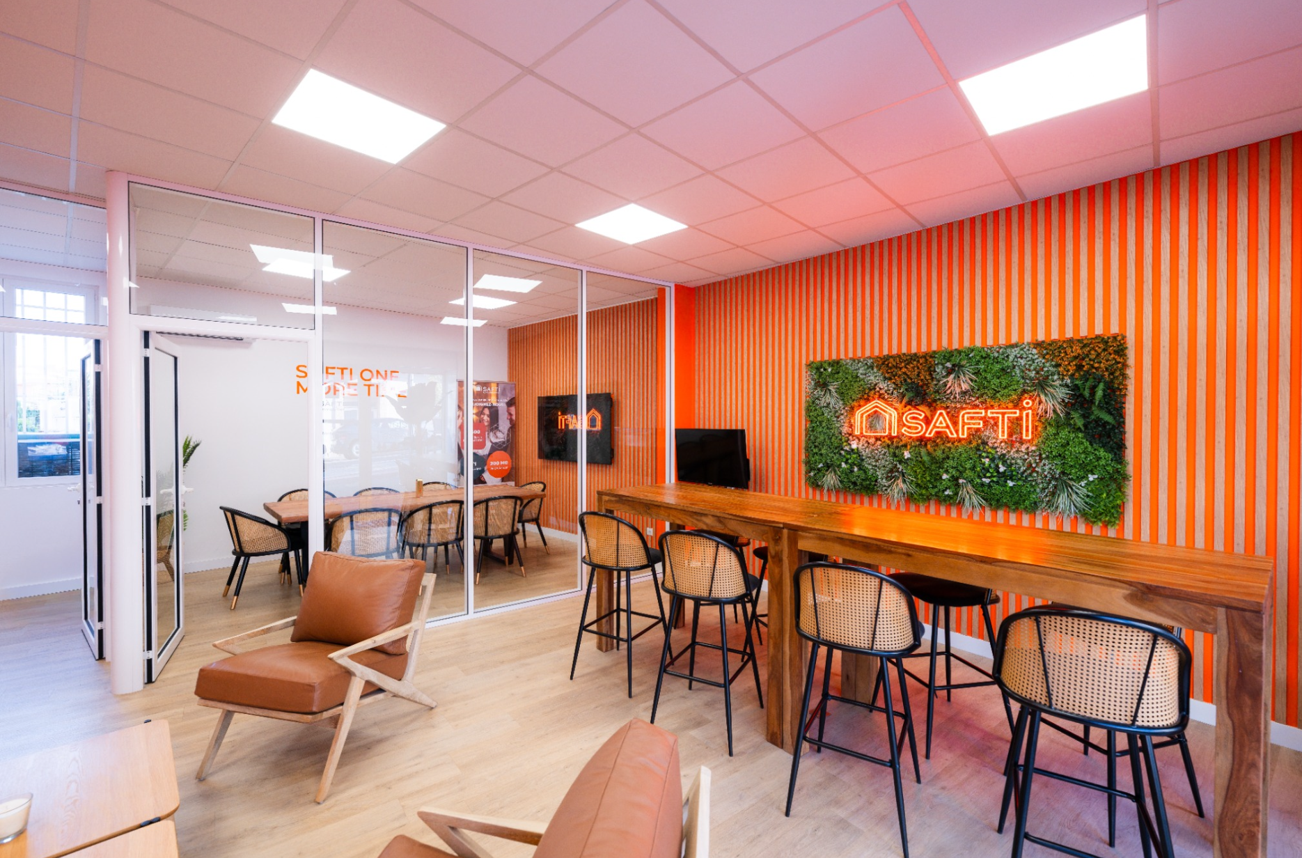 espace lounge moderne avec mur orange néon