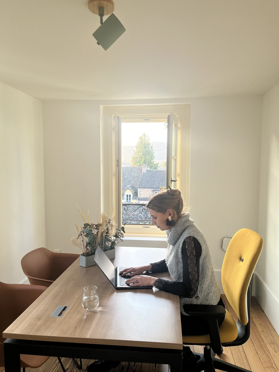 coin de travail lumineux minimaliste près de la fenêtre