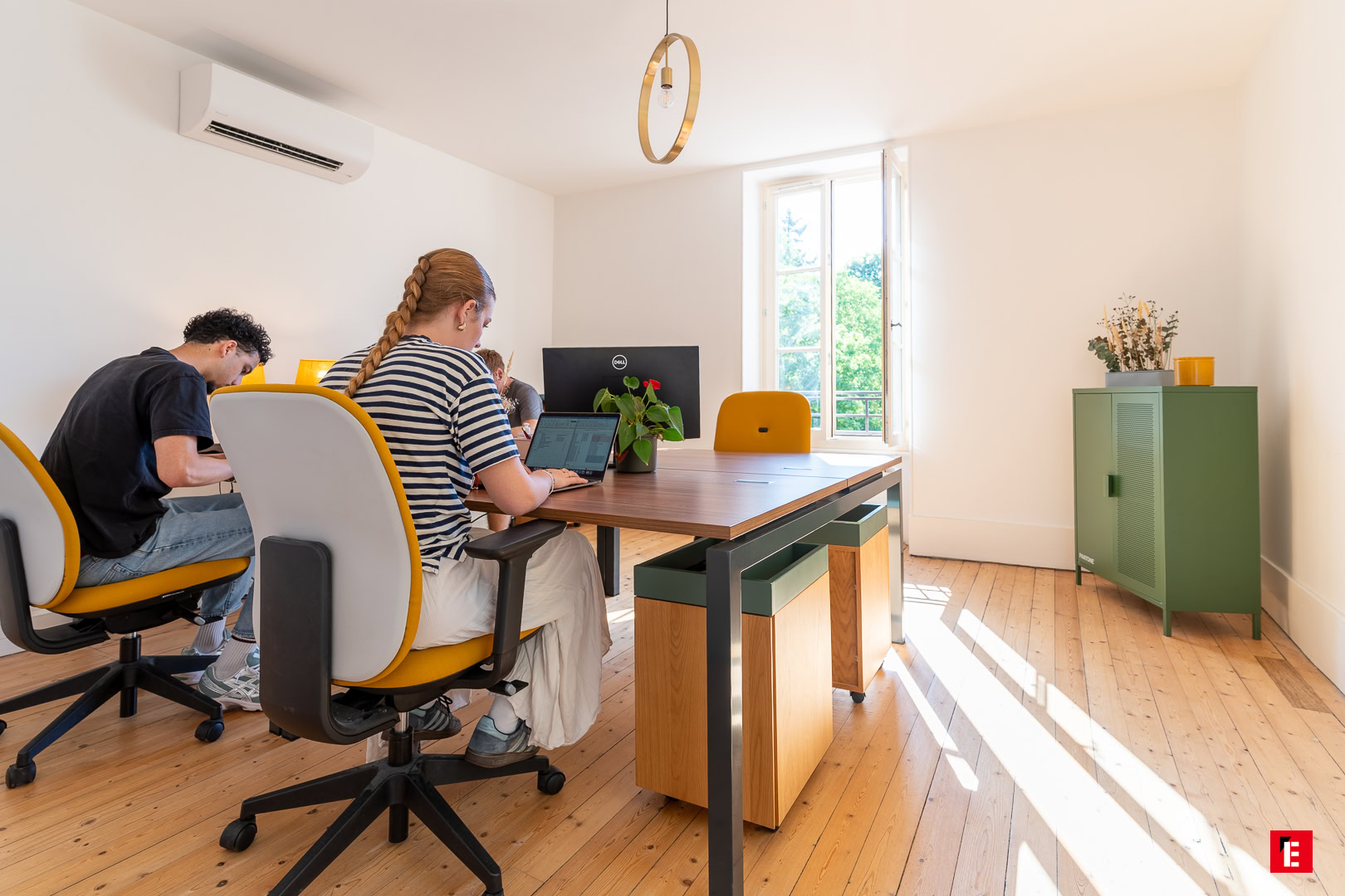 espace de coworking lumineux avec table en bois