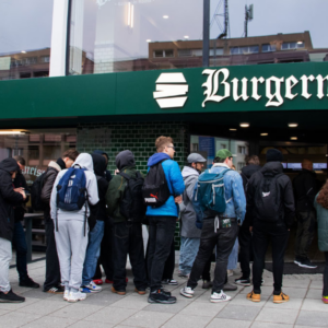 burgermeister: beliebter imbiss mit langer warteschlange