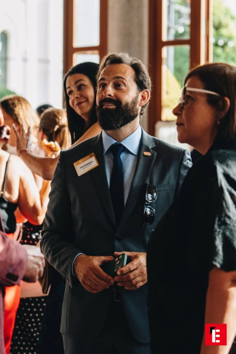 hombre en evento de networking empresarial elegante