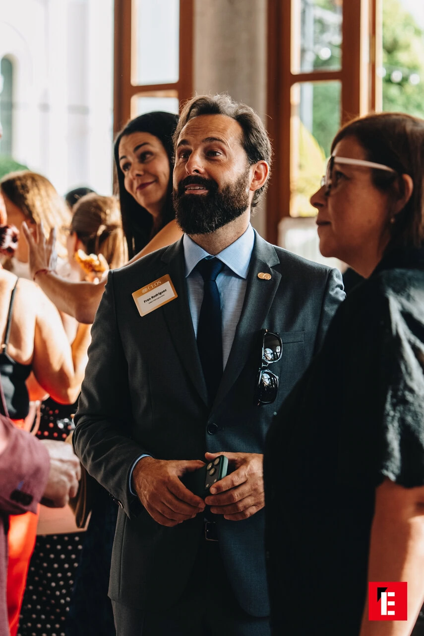 hombre en evento de networking empresarial elegante