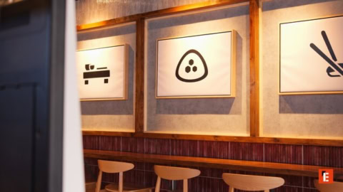 café minimalista: barra de madera, iconos y taburetes