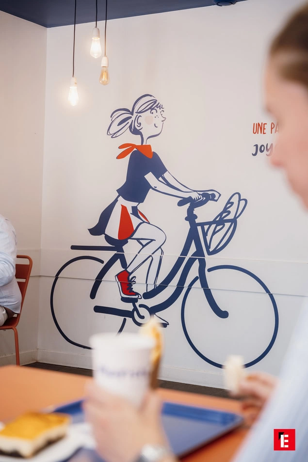 fresque femme à vélo dans un café moderne