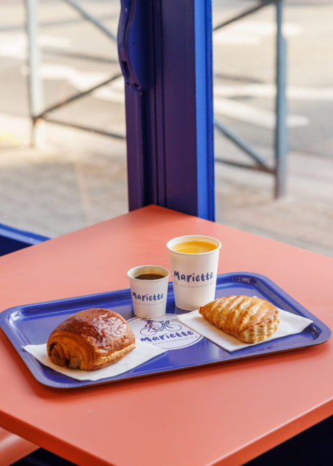 viennoiseries et café mariette près de la fenêtre