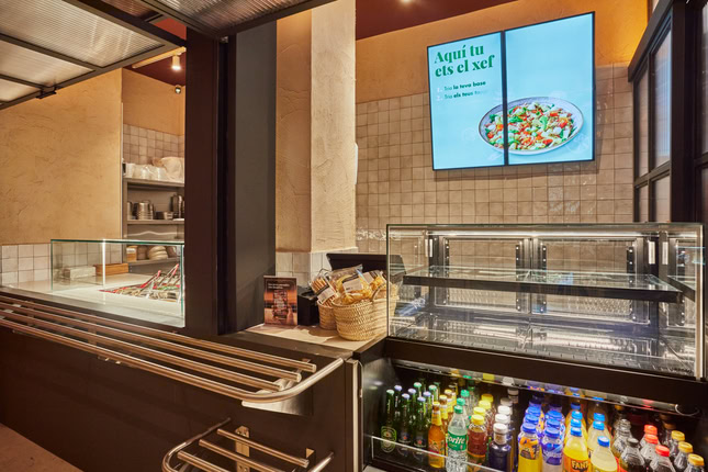 cafetería autoservicio moderna con estación de ensaladas
