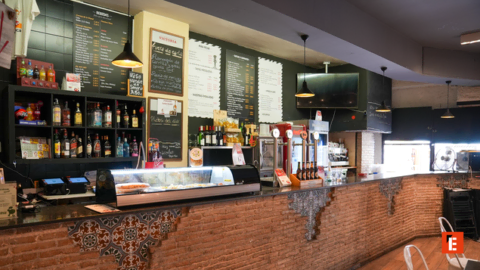 cafetería bar acogedora con barra de ladrillo y cervezas