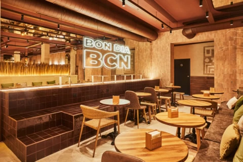 acogedora cafetería moderna con neón bon dia bcn