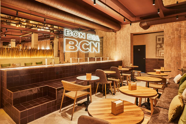 acogedora cafetería moderna con neón bon dia bcn