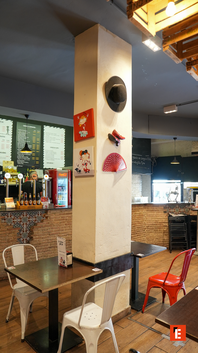 cafetería acogedora con columna decorada