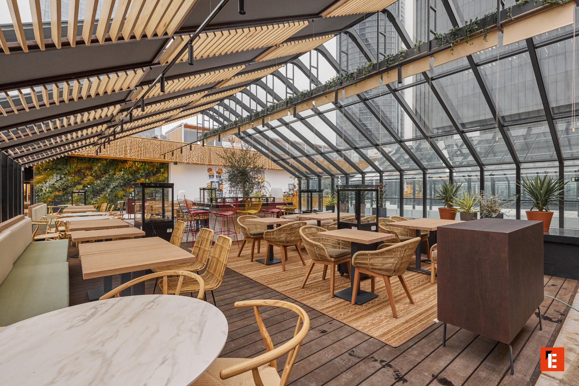 cafetería acristalada con techo abovedado y plantas