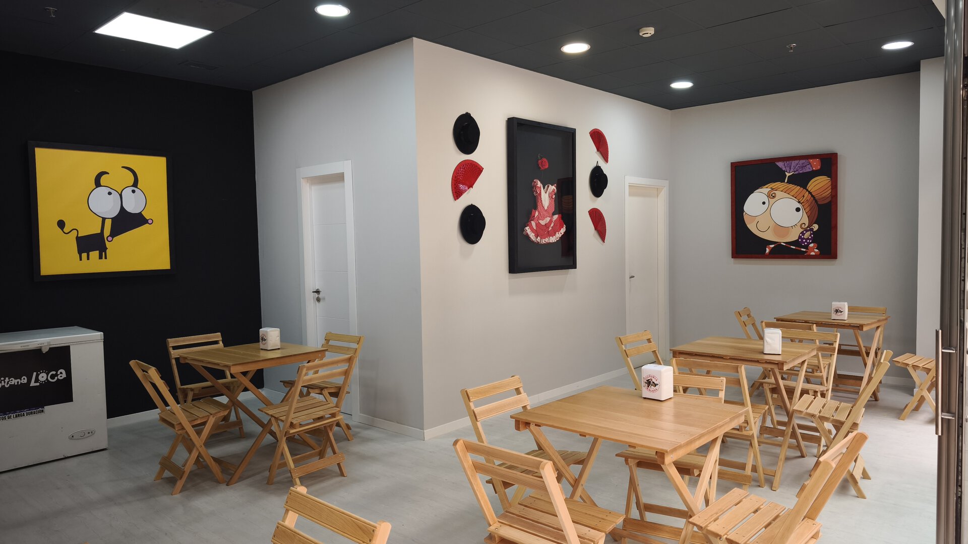cafetería minimalista con arte y mesas plegables