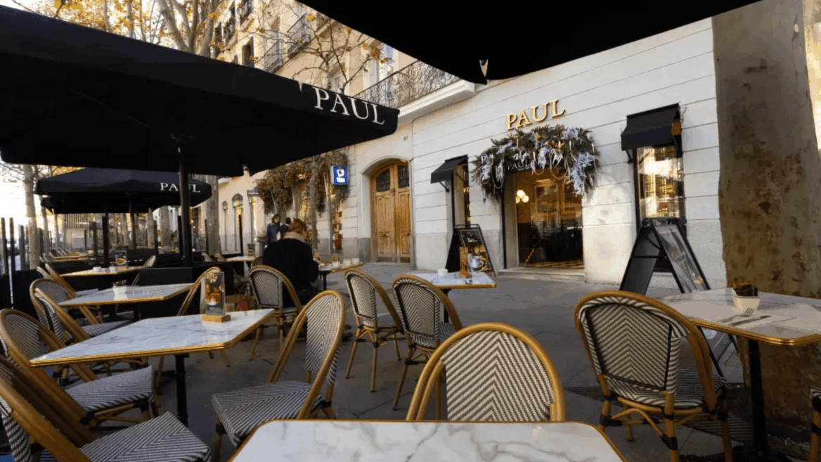 terraza del café paul con mesas de mármol
