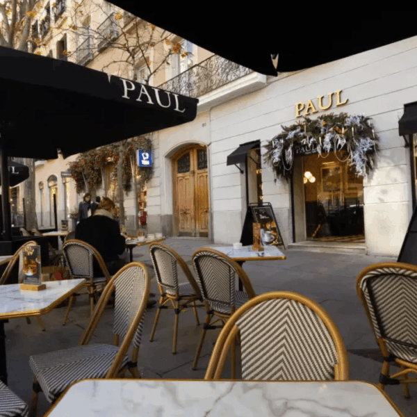 terraza del café paul con mesas de mármol