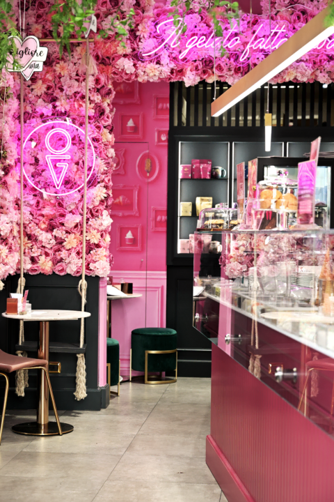 pasticceria rosa con parete fiorita e vetrina golosa