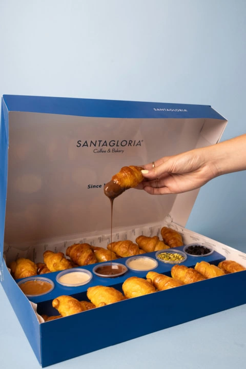 mini croissants con salsas de chocolate y pistachos