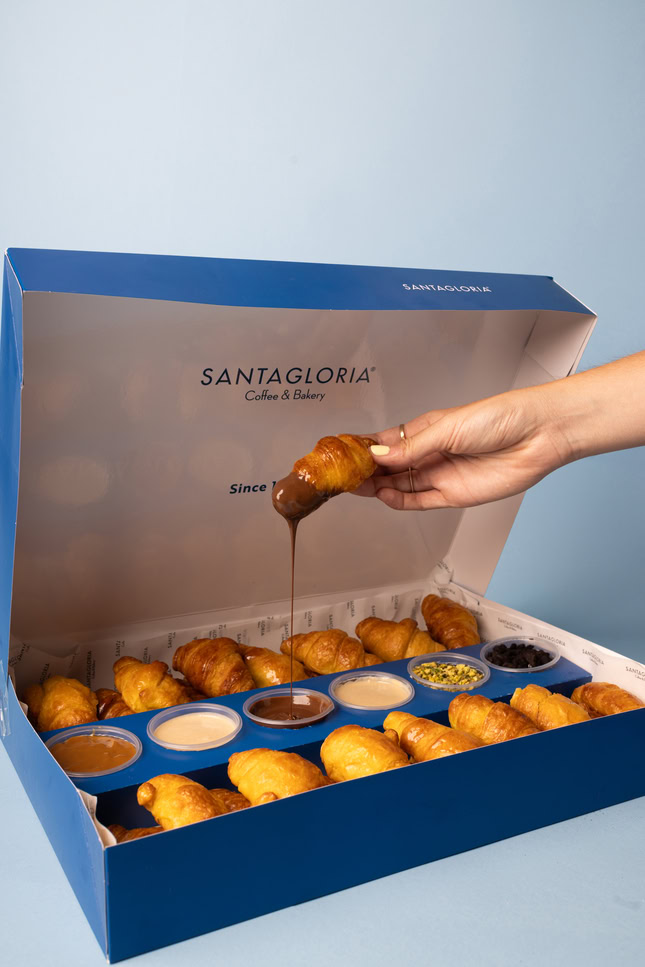 mini croissants con salsas de chocolate y pistachos