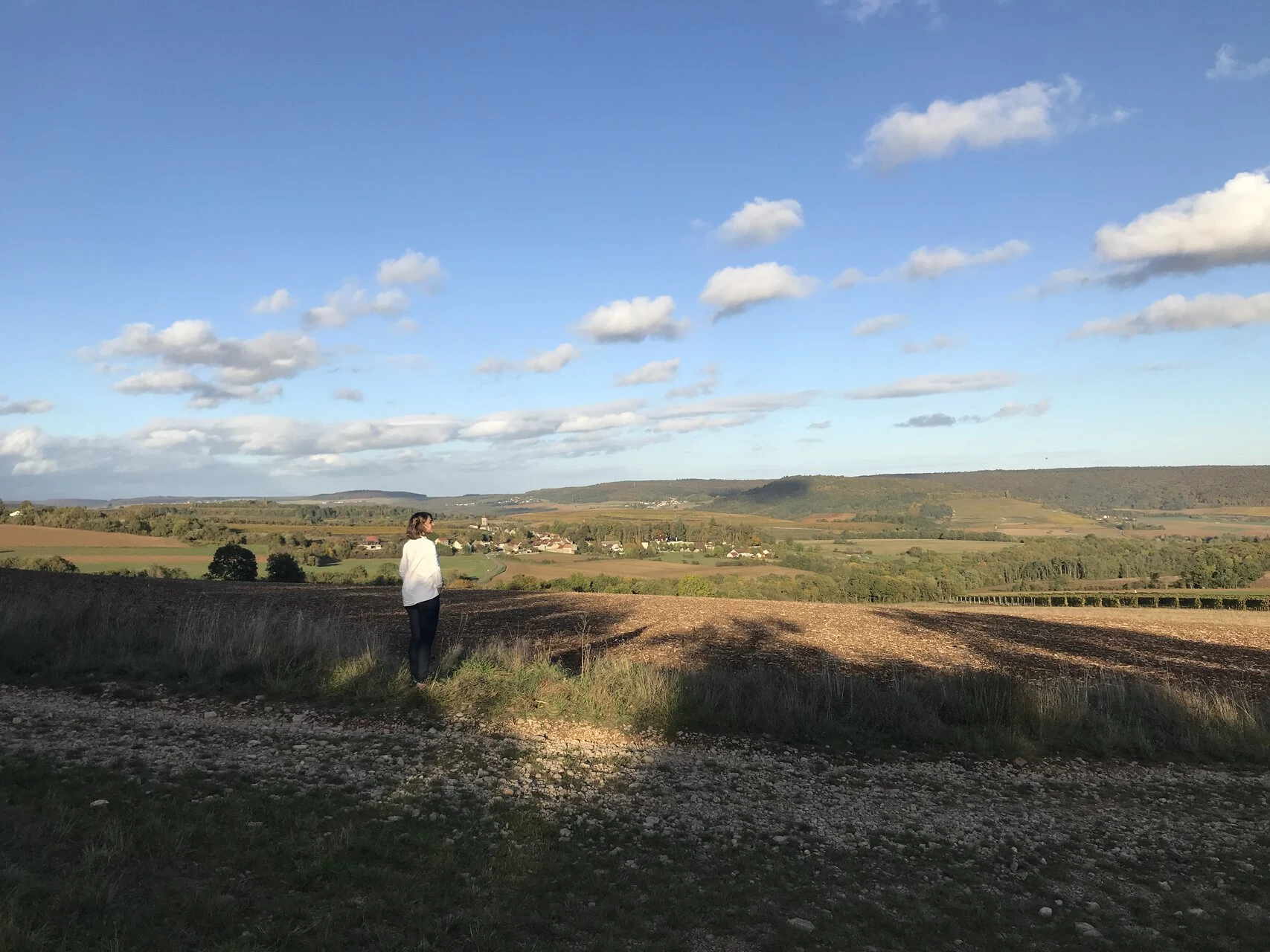 contemplation À la campagne : village sous un grand ciel bleu