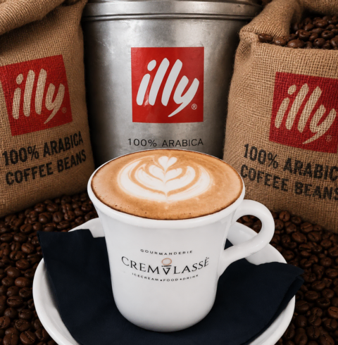 cappuccino con cuore e chicchi di caffè illy