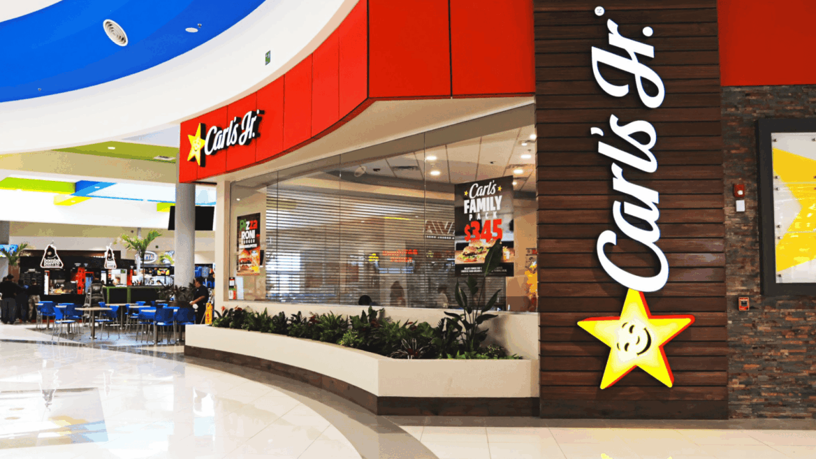 fachada de carls jr. con toldo rojo en centro comercial