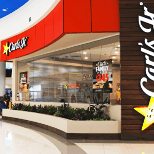 fachada de carls jr. con toldo rojo en centro comercial