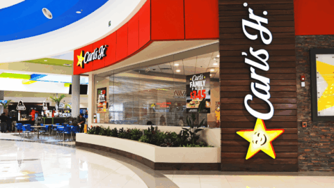 fachada de carls jr. con toldo rojo en centro comercial