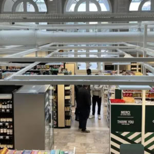 carrefour express : Épicerie urbaine sous voûte historique