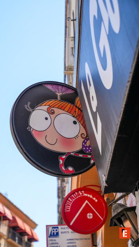 cartel caricatura y letrero de viviendas en la calle