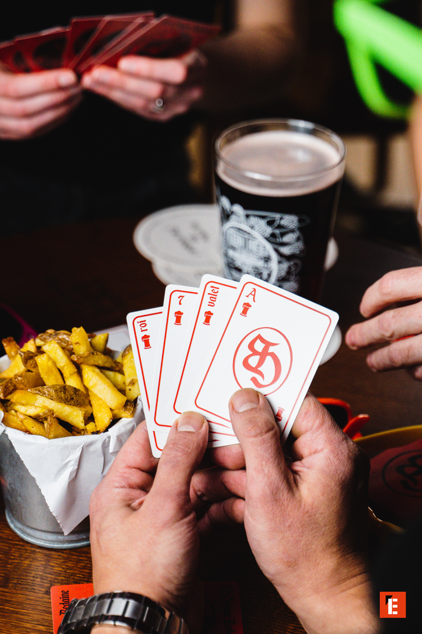 partie de cartes, frites et bière au pub