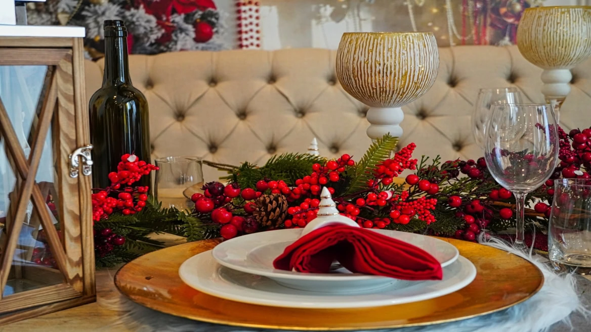 centre de table de noël : guirlande et assiettes dorées