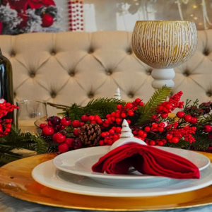 centre de table de noël : guirlande et assiettes dorées