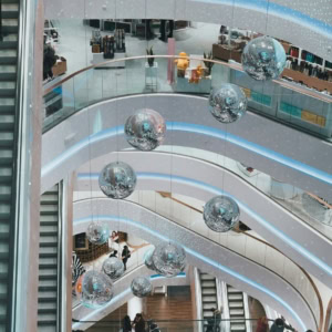 centro commerciale dallalto: balconate curve e sfere luminose