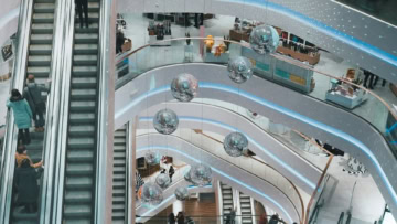 centro commerciale dallalto: balconate curve e sfere luminose