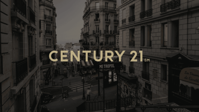 century 21 : rue parisienne sépia, charme haussmannien