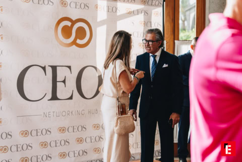 networking ceo: conversación en evento empresarial